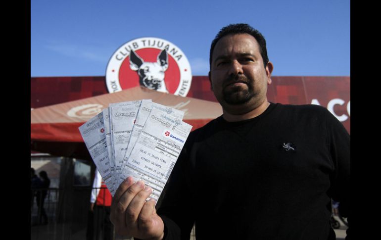 La gente en Tijuana espera con ánimo el partido. EFE  /