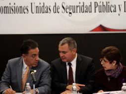 Genaro García Luna (c) con los senadores Omar Fayad y Angélica de la Peña.  NTX  /