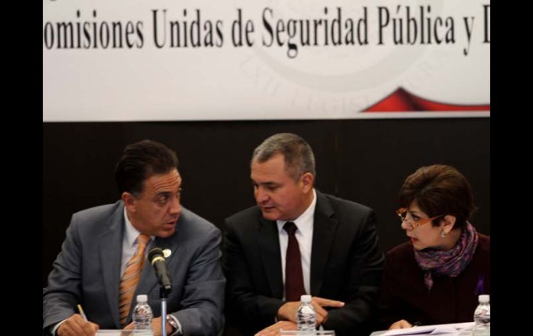 Genaro García Luna (c) con los senadores Omar Fayad y Angélica de la Peña.  NTX  /