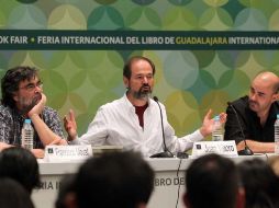 El escritor mexicano Juan Villoro, el chileno Francisco Mouat con su casaca nacional, y Eduardo Sacheri con la albiceleste argentina.  /