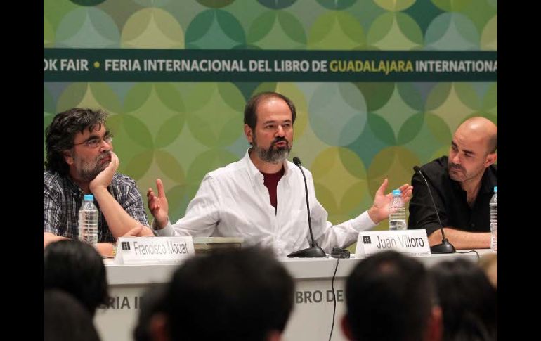 El escritor mexicano Juan Villoro, el chileno Francisco Mouat con su casaca nacional, y Eduardo Sacheri con la albiceleste argentina.  /