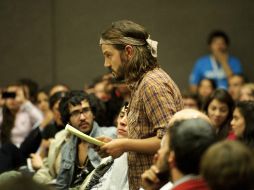 Diego recorre el auditorio e interactúa con el público.  /