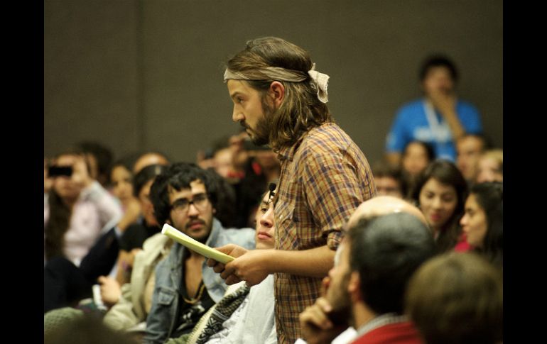 Diego recorre el auditorio e interactúa con el público.  /