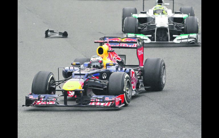 Rumbo a la corona. Sebastian Vettel elude residuos del auto de Mark Webber, durante la última carrera del año en Interlagos. AP  /