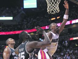 Con permiso. Chris Bosh ataca la canasta, ante la marca de los Spurs. AFP  /