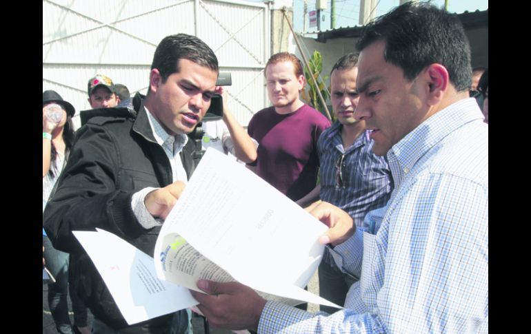 Marco núñez entrega la solicitud de información. La recibe el director del área jurídica de Sistecozome, Luis Roberto Dávila Sánchez.  /