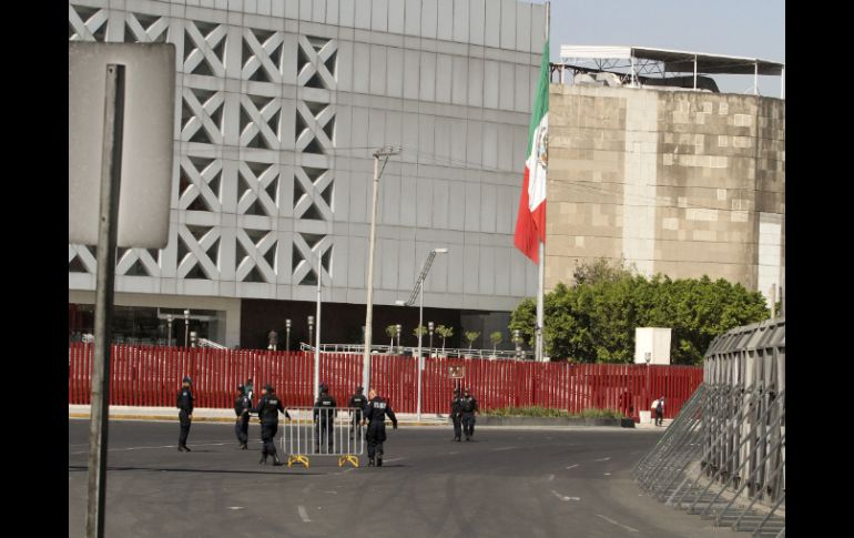 Los elementos llegaron por la mañana para reforzar la seguridad en el recinto, previo a la toma de protesta del presidente electo. NTX  /