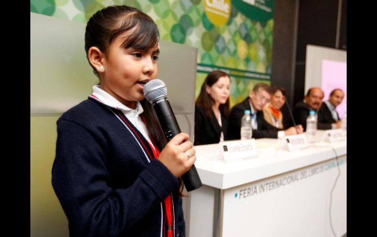 Kimberly Xiranhy Morales Portillo con 208 libros leídos, durante la premiación.  /