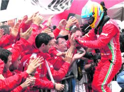 Ni modo. Fernando Alonso saluda a su equipo tras la carrera en Interlagos, donde terminó en la segunda posición. AP  /