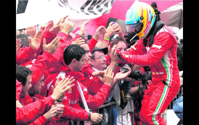 Ni modo. Fernando Alonso saluda a su equipo tras la carrera en Interlagos, donde terminó en la segunda posición. AP  /