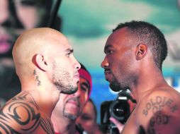 Sin complejos. Miguel Cotto y Austin Trout se encaran, tras la ceremonia de pesaje, donde ambos superaron el trámite sin problemas. AFP  /