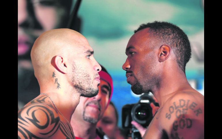 Sin complejos. Miguel Cotto y Austin Trout se encaran, tras la ceremonia de pesaje, donde ambos superaron el trámite sin problemas. AFP  /