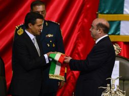 Peña Nieto recibe la banda presidencial. AFP  /