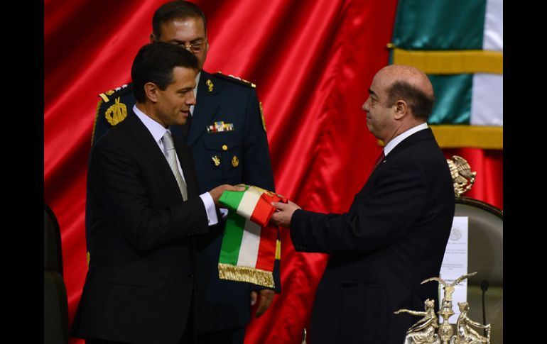 Peña Nieto recibe la banda presidencial. AFP  /