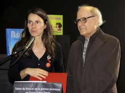 Quino, creador del popular personaje ''Mafalda'', posa junto a la ministra francesa de Cultura, Aurélie Filipetti. EFE  /