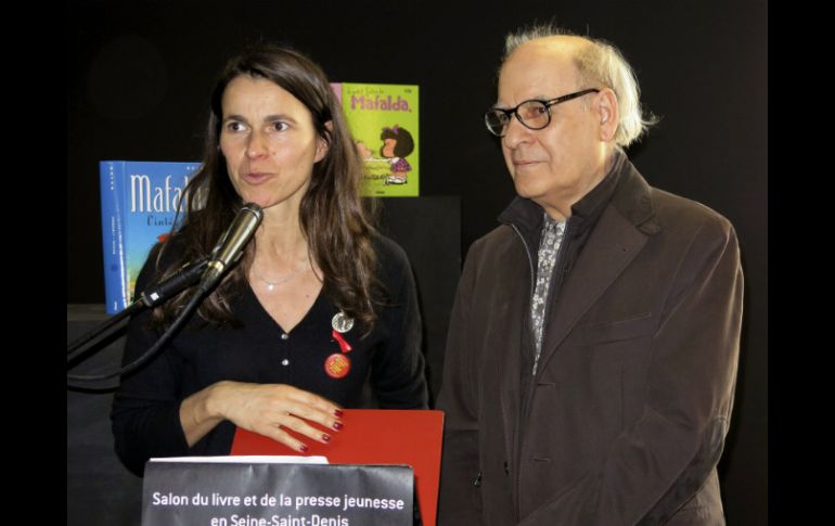 Quino, creador del popular personaje ''Mafalda'', posa junto a la ministra francesa de Cultura, Aurélie Filipetti. EFE  /