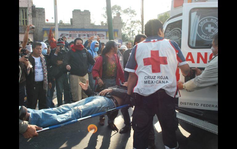 Uno de los lesionados durante las manifestaciones a los alrededores de San Lázaro. NOTIMEX  /