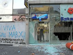 Manifestantes atacaron con palos y piedras bancos, hoteles, restaurantes y otros comercios. AFP  /