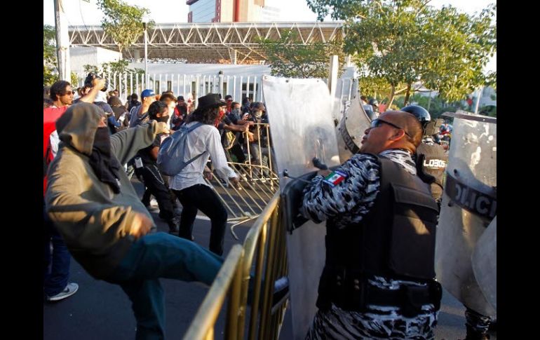 Señalan que se manifestaron por la toma de protesta de Enrique Peña Nieto, algunos se identificaron como parte #YoSoy132.  /