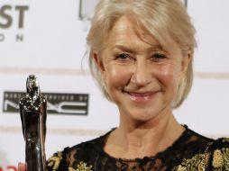 La actriz británica Helen Mirren presume su premio en honor a su trayectoria. REUTERS  /