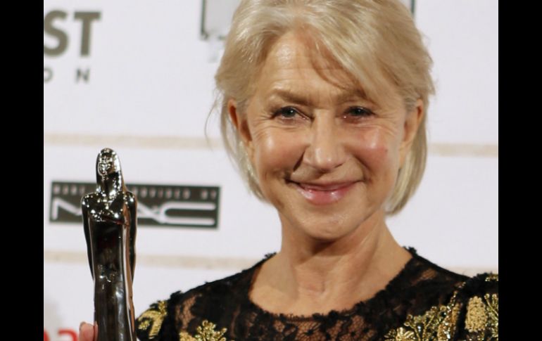 La actriz británica Helen Mirren presume su premio en honor a su trayectoria. REUTERS  /