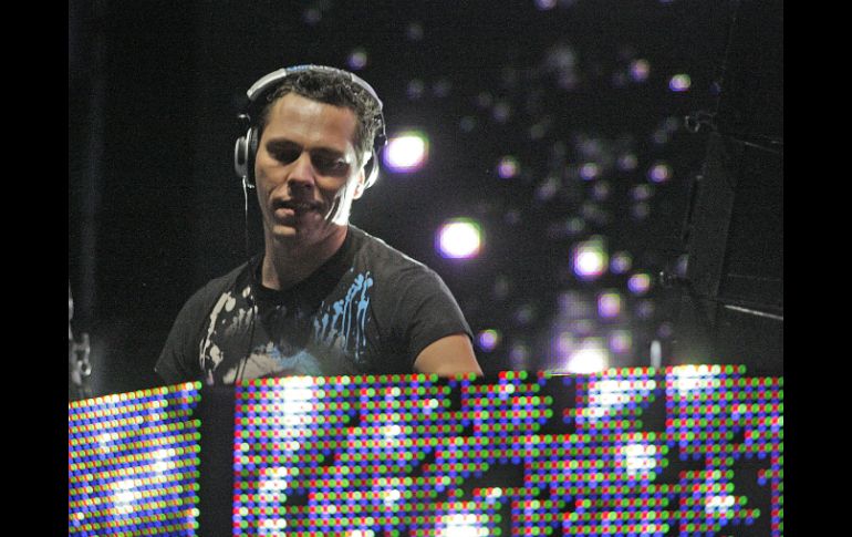 Tiësto participa en este álbum.  /