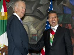 El Presidente Enrique Peña Nieto y el vicepresidente de Estados Unidos, Joe Biden, y representante del presidente Barack Obama. AFP  /