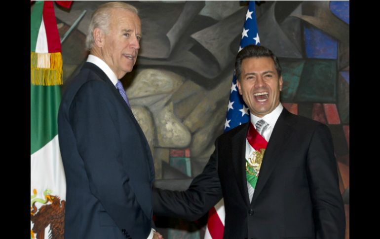 El Presidente Enrique Peña Nieto y el vicepresidente de Estados Unidos, Joe Biden, y representante del presidente Barack Obama. AFP  /