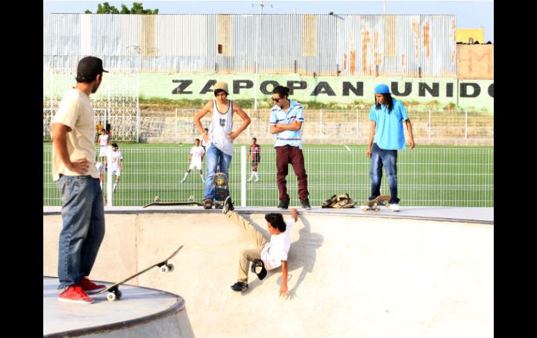 Jóvenes en la Unidad Tabachines. Este centro deportivo beneficia a las colonias Constitución y Auditorio, entre otras. ARCHIVO  /