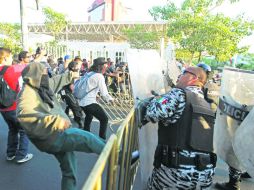 Enfrentamiento. Un grupo de inconformes se confrontan contra agentes tapatíos a las afueras de Expo Guadalajara.  /