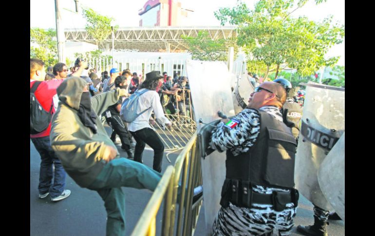 Enfrentamiento. Un grupo de inconformes se confrontan contra agentes tapatíos a las afueras de Expo Guadalajara.  /