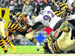 El segundo mariscal de los Acereros, Byron Leftwich, es capturado por Haloti Ngata, en el enfrentamiento reciente que ganó Baltimore.AP  /