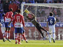 El portero argentino del Espanyol Cristián Álvarez efectúa una parada durante el partido contra el Granada.EFE  /