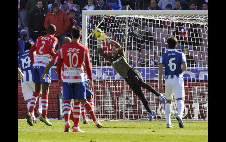 El portero argentino del Espanyol Cristián Álvarez efectúa una parada durante el partido contra el Granada.EFE  /