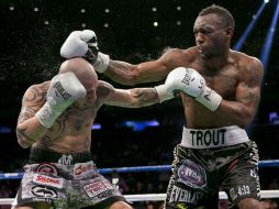 Miguel Cotto y Austin Trout intercambian golpes en el quinto round de la pelea. REUTERS  /