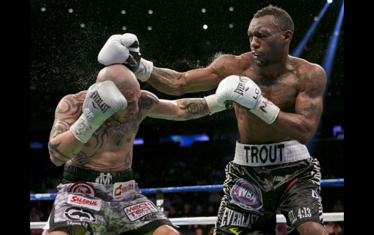 Miguel Cotto y Austin Trout intercambian golpes en el quinto round de la pelea. REUTERS  /