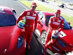 Fernando Alonso (d) y Felipe Massa (i) en el circuito Ricardo Tormo de Cheste. AFP  /