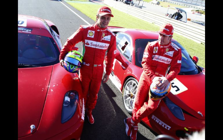 Fernando Alonso (d) y Felipe Massa (i) en el circuito Ricardo Tormo de Cheste. AFP  /