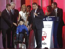 El animador Mario Kreutzberger (Don Francisco) habla junto a la presentadora chilena Cecilia Boloco y un niño dispapacitado. EFE  /