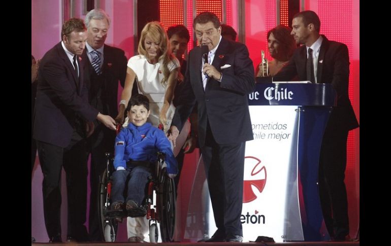 El animador Mario Kreutzberger (Don Francisco) habla junto a la presentadora chilena Cecilia Boloco y un niño dispapacitado. EFE  /