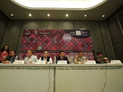 Miembros de la asamblea durante el evento, dentro de la Feria Internacional del Libro en Guadalajara.  /