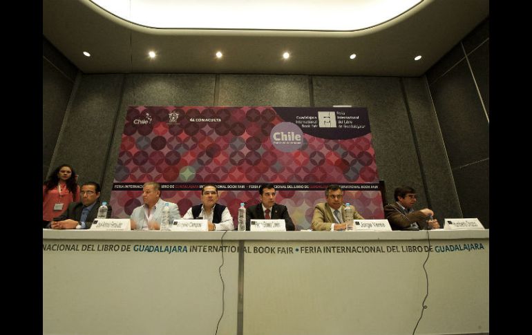 Miembros de la asamblea durante el evento, dentro de la Feria Internacional del Libro en Guadalajara.  /