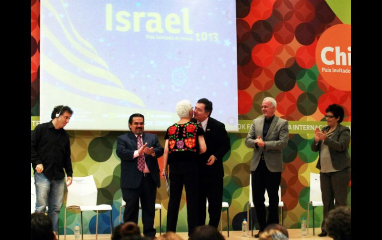 Autoridades de la Feria del Libro y la UdeG dan la bienvendia a Israel.  /