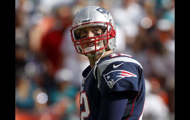 Tom Brady mete de nuevo a los Patriotas a la post temporada. AP  /