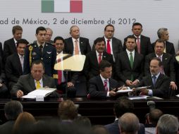 Esta tarde el Presidente y legisladores firmaron el Pacto por México. NTX  /