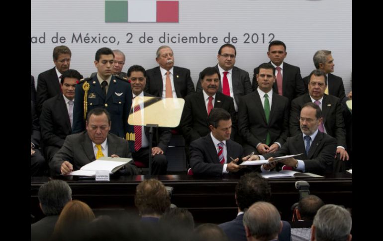 Esta tarde el Presidente y legisladores firmaron el Pacto por México. NTX  /