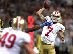 Kaepernick comete un error que le cueta el partido a los 49ers. AP  /