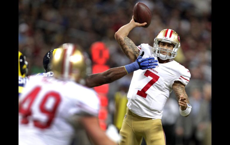 Kaepernick comete un error que le cueta el partido a los 49ers. AP  /