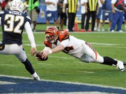 Andy Dalton se lanza a la zona de anotación durante el partido. AP  /