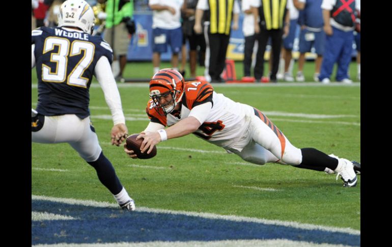 Andy Dalton se lanza a la zona de anotación durante el partido. AP  /